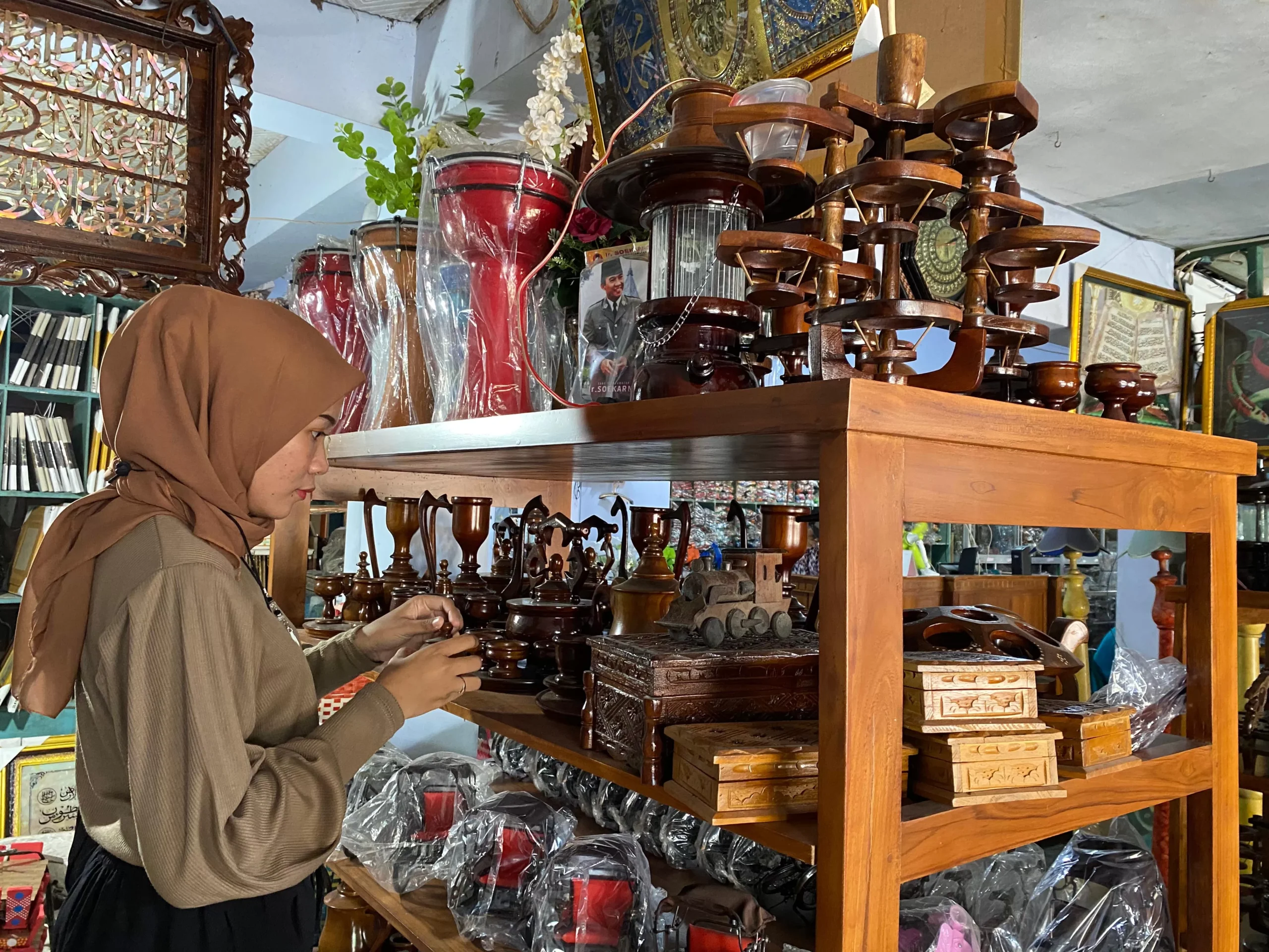 Bikin Souvenir Khas Sampit: Bisnis Kecil, Omzet Besar